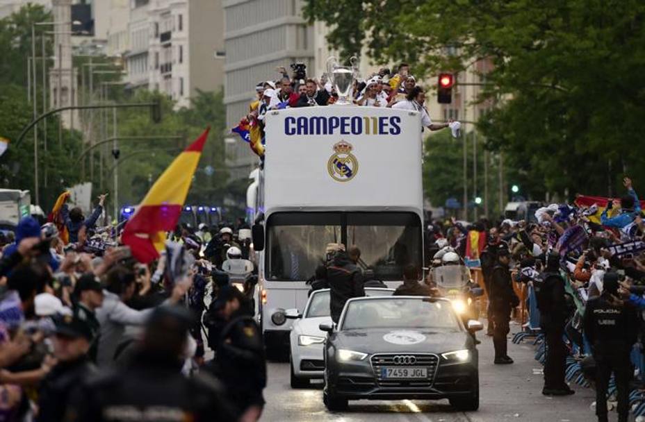 Il bus scoperto del Real sfila all&#39;alba per le vie di Madrid con la Champions in bella mostra. Afp